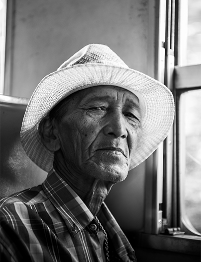 eddy-wenting-photography-portrait-thailand-train-passenger